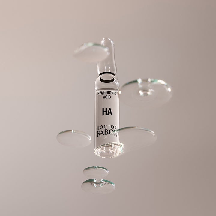 Babor 10D Hyaluronic Acid Ampoule Serum 14 ml kosteuttava seerumi lasiampullissa kirkkaiden pisaroiden keskellä.