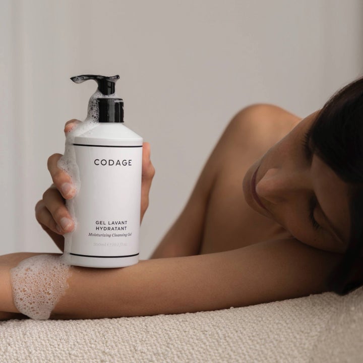 Codage Paris The Moisturizing Cleansing Gel Body 300 ml kosteuttava suihkugeeli vaahtoaa iholla.