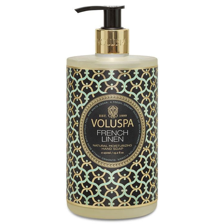 Voluspa French Linen Natural Moisturizing Hand Soap 450 ml kosteuttava käsisaippua tyylikkäässä mustakultaisessa pumppupullossa.