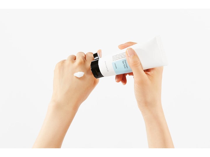 COSRX Ultimate Nourishing Rice Overnight Spa Mask 60 ml ravitseva yönaamio ja kädelle annosteltu valkoinen voide