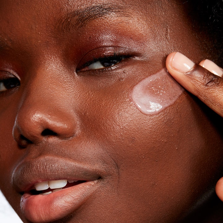 MAC Cosmetics Hyper Real Serumizer 15 ml kosteuttava seerumi jota levitetään kasvoille tuomaan hehkua.