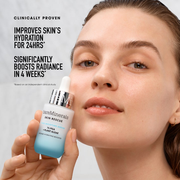 bareMinerals Skin Rescue Pure Moisture Serum 30 ml kosteuttava seerumi vaaleassa pipettipullossa mallin kasvoilla.