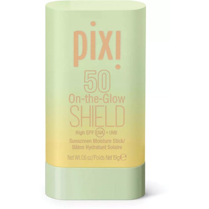 Pixi On-the-Glow Shield SPF 50 19 g aurinkovoidepuikko kasvoille vaaleanvihreässä liukuvärjätyssä pakkauksessa.