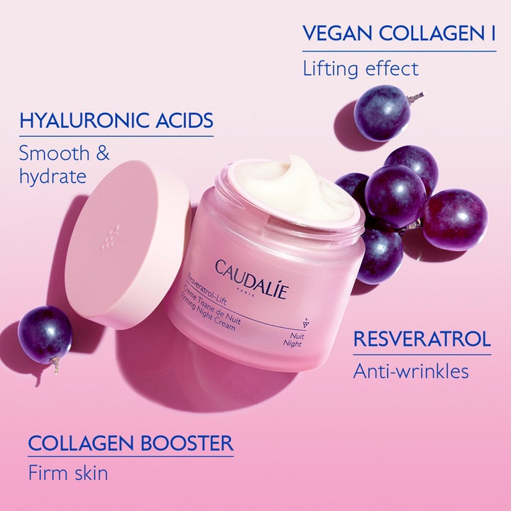 Caudalie Resveratrol-Lift Firming Night Cream 50 ml silottava nattkräm vaaleanpunaisessa purkissa rypäleiden kera.