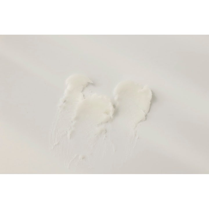 Beauty of Joseon Radiance Cleansing Balm 100 ml puhdistustuote, jonka kermainen valkoinen koostumus poistaa meikin.
