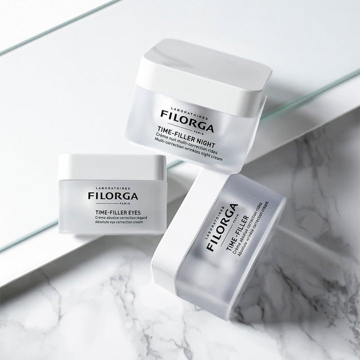 Filorga Anti-Wrinkle Night Time Set ihonhoitosetti silottaa ryppyjä valkoisissa huurrelasipurkeissa.
