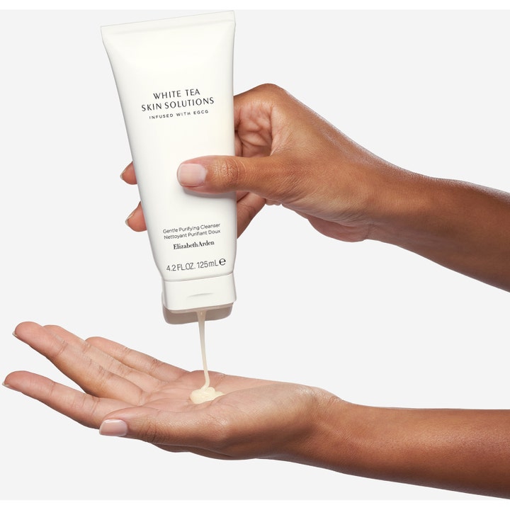 Elizabeth Arden White Tea Skin Purifying Cleanser 125 ml puhdistusgeeli, josta puristetaan voidemainen koostumus kämmenelle.