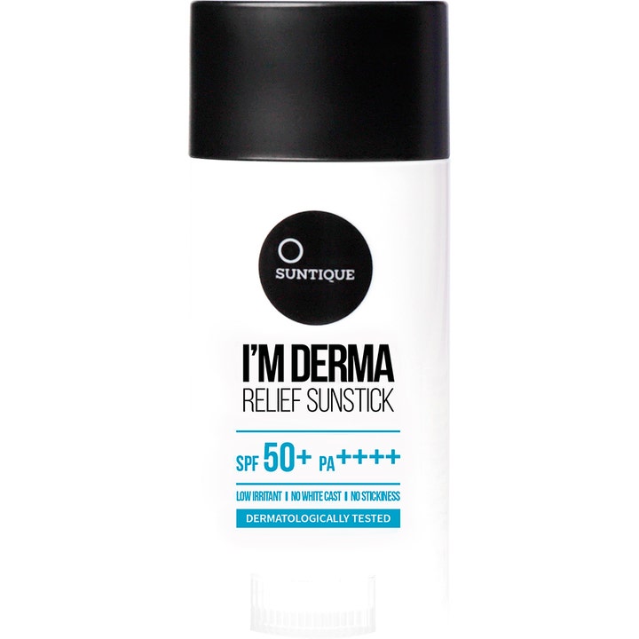 Suntique I'm Derma Relief Sunstick rauhoittava aurinkosuojapuikko SPF 50+ valkoisessa pakkauksessa mustalla korkilla.