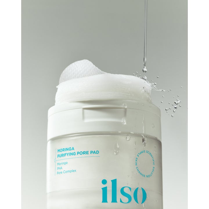 Ilso Moringa Purifying Pore Pad 160 ml puhdistava kasvonaamio ihohuokosille. Valkoinen purkki, PHA ja vesiroiskeet.