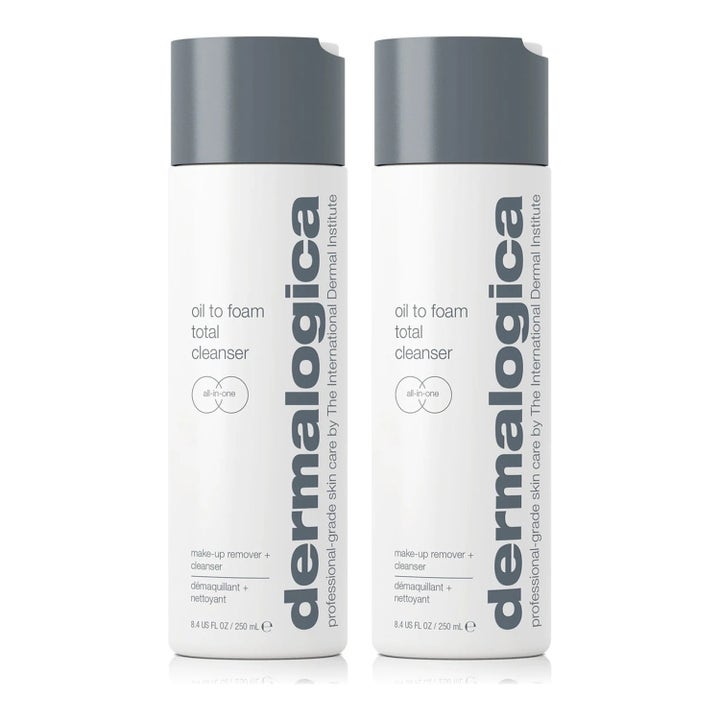 Dermalogica Oil to Foam Total Cleanser 250 ml puhdistustuote poistaa meikin kahdessa valkoisessa pullossa.