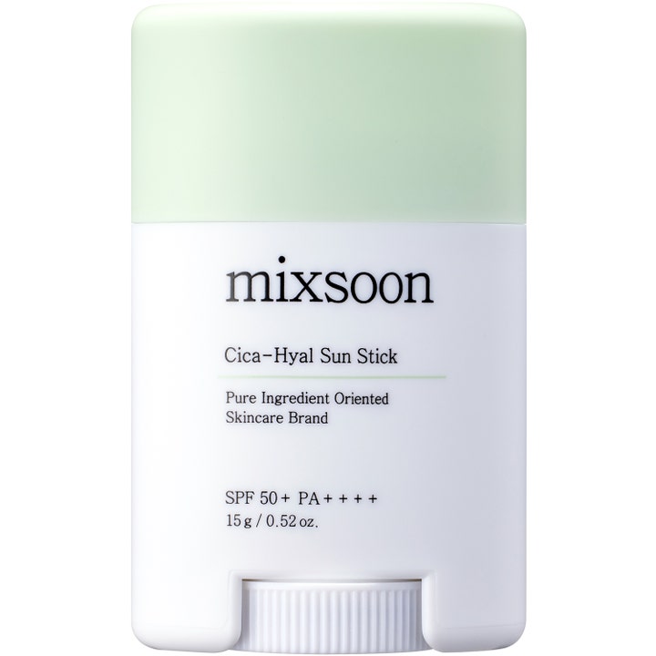 Mixsoon Cica-Hyal Sun Stick 15 g rauhoittava aurinkosuojapuikko valkoisessa pakkauksessa vaaleanvihreällä korkilla