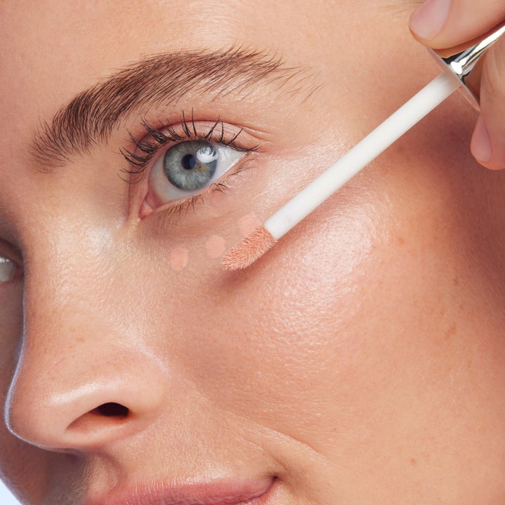 Nuxe Merveillance Lift Eye-Lighter Serum 12 ml kiinteyttävä silmänympärysseerumi levitettynä iholle applikaattorilla.