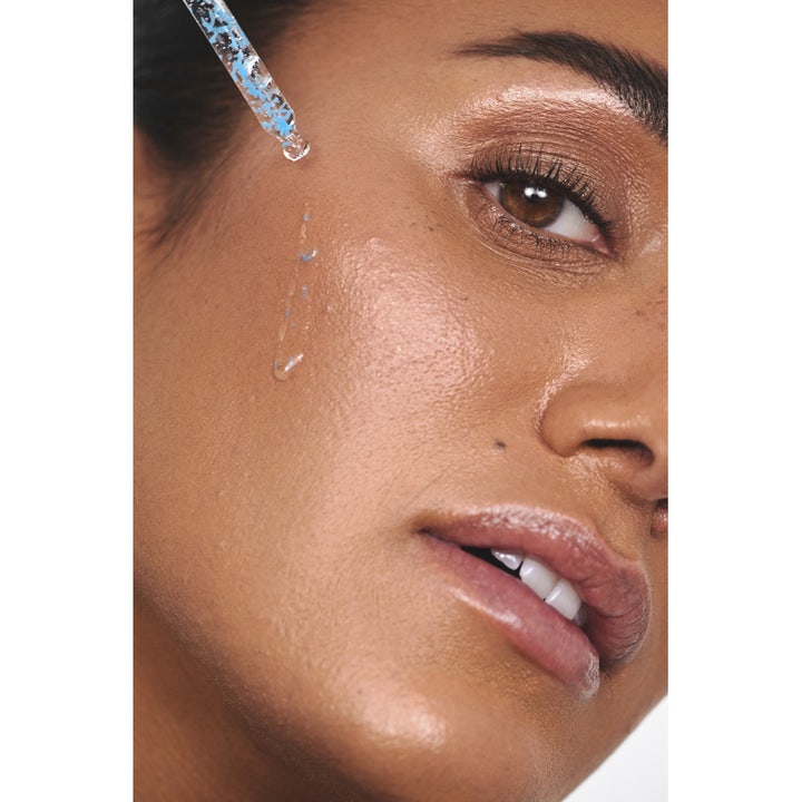 MASHH Gentle Moist Serum 30 ml kosteuttava seerumi kirkkaalla ja sinisiä hiukkasia sisältävällä koostumuksella iholla