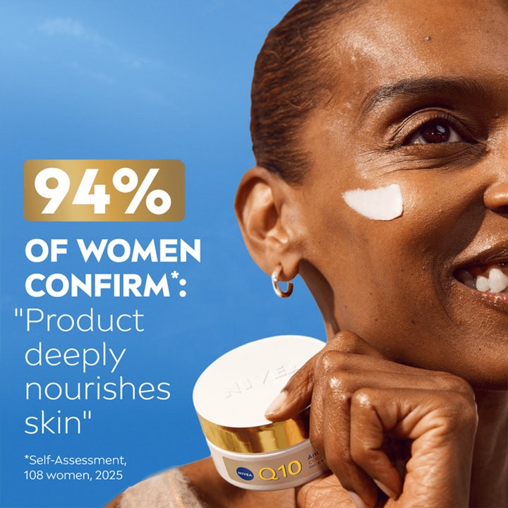 NIVEA Q10 Collagen Expert 50 ml ravitseva kasvovoide nainen pitelee kultakantista purkkia ja 94 % vahvistaa tulokset