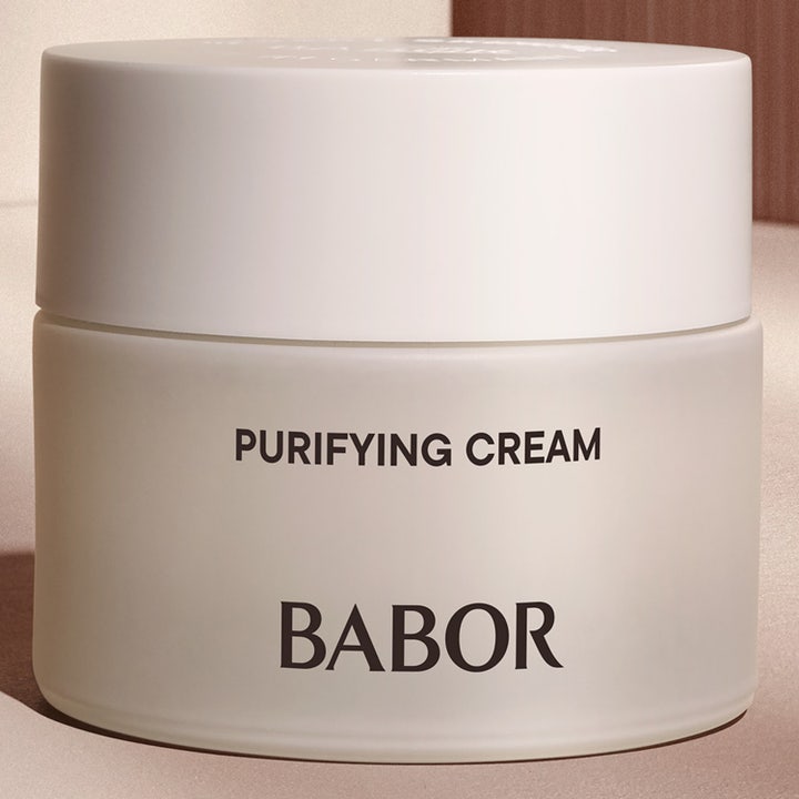 Babor Purifying Cream 50 ml kasvovoide epäpuhtaalle iholle huurteisessa lasipurkissa valkoisella pyöreällä korokkeella