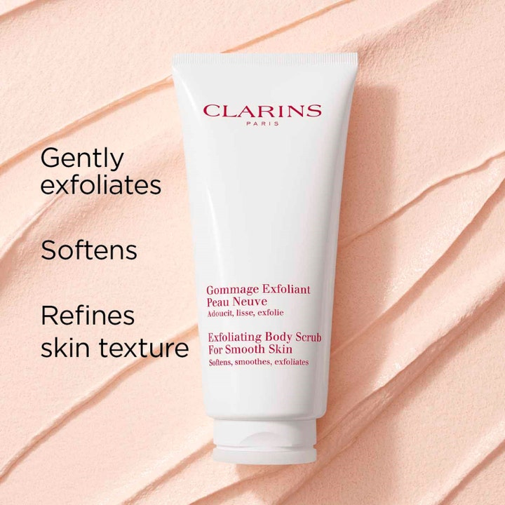 Clarins Exfoliating Body Scrub 200 ml silottava vartalonkuorinta valkoisessa tuubissa vaaleanpunaisella voidepinnalla.