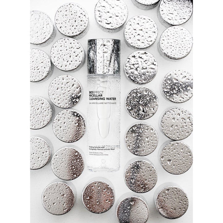 Bioeffect Micellar Cleansing Water 200 ml puhdistava misellivesi kirkkaassa pullossa hopeisten korkkien ympäröimänä.