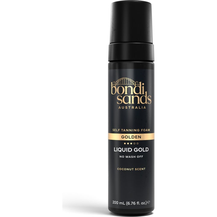 Bondi Sands Liquid Gold Self Tanning Foam 200 ml itseruskettava vaahto antaa kultaisen sävyn mustassa mattapintaisessa pullossa