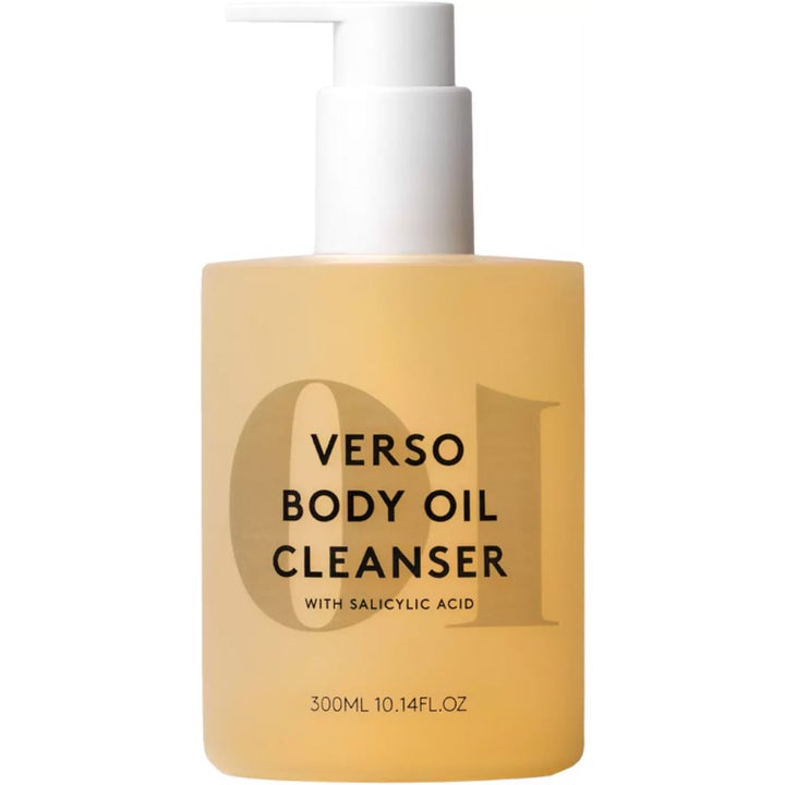 Verso Body Oil Cleanser 300 ml salisyylihappoa sisältävä puhdistava vartaloöljy huurteisessa valkoisessa pumppupullossa.