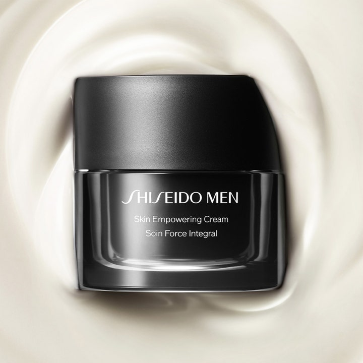 Shiseido Men Empowering Cream 50 ml elvyttävä kasvovoide mustassa purkissa vaalean voidepyörteen keskellä.