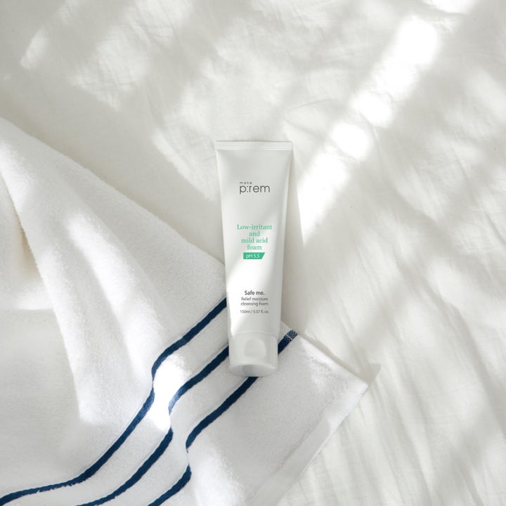 Make Prem Safe Me. Relief Moisture Cleansing Foam 150 ml pH 5.5 puhdistusvaahto valkoisessa tuubissa pyyhkeen päällä.