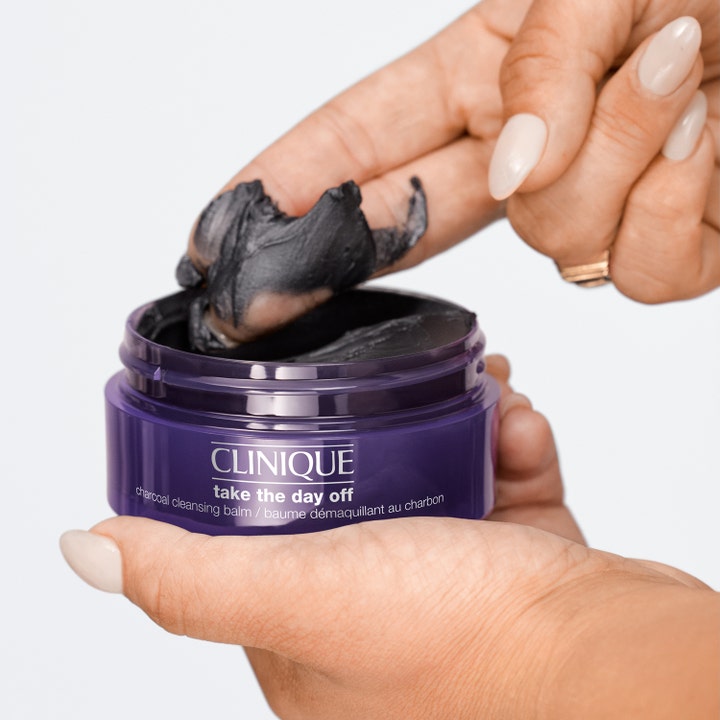Clinique Take The Day Off Charcoal 125 ml syväpuhdistava puhdistusvoide, musta hiilikoostumus violetissa purkissa.