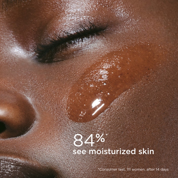 Clarins Hydrating Toning Lotion 200 ml kosteuttava kasvovesi kirkkaana geelinä tummalla iholla.