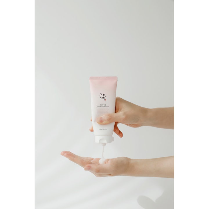 Beauty of Joseon Apricot Blossom Peeling Gel 100 ml -kuorintageeliä annostellaan kämmenelle vaaleanpunaisesta tuubista.
