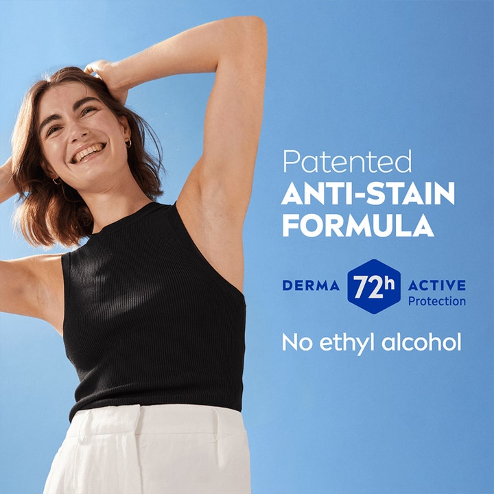 Nivea Black & White Original Spray 150 ml deodorantti estää tahroja. Hymyilevä nainen mustassa topissa sinisellä taustalla.