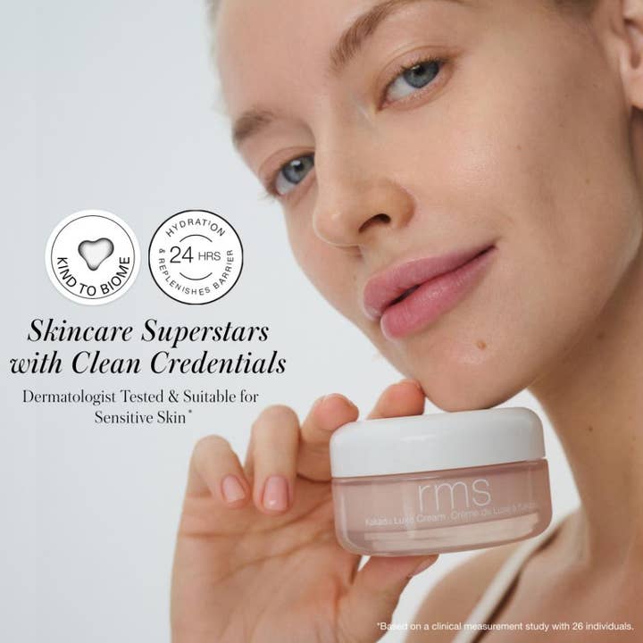 RMS Beauty Kakadu Luxe Cream 50 ml kasvovoide herkälle iholle antaa 24h kosteutuksen naisen pitelemässä purkissa.