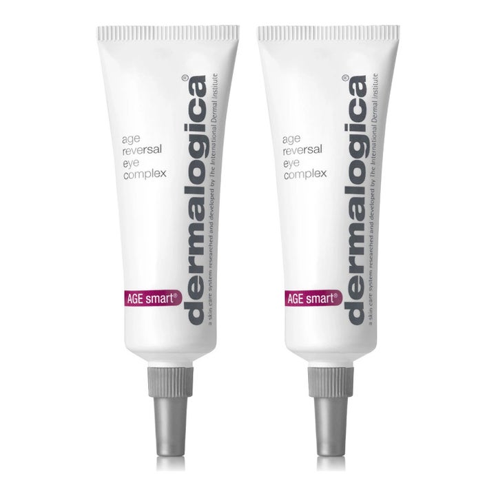 Dermalogica Age Reversal Eye Complex 15 ml silmänympärysvoide häivyttää juonteita kahdessa valkoisessa tuubissa.