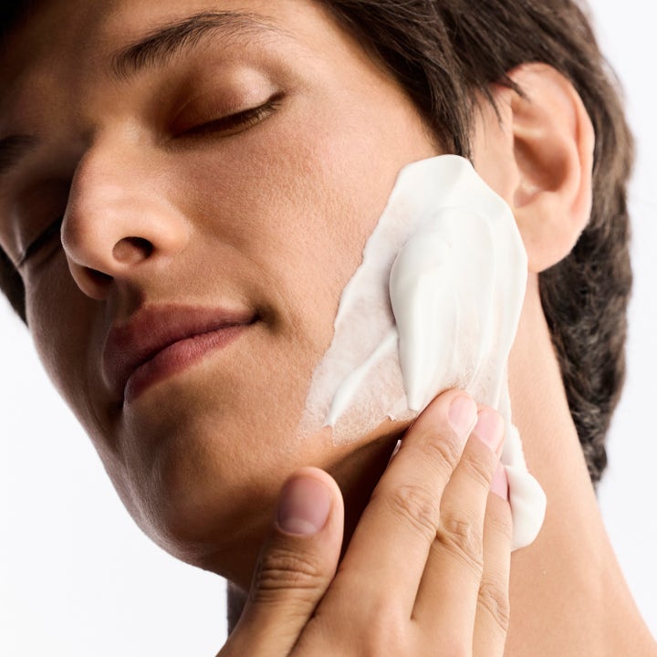 Nuxe Men Shaving Foam 150 ml rauhoittava partavaahto jota mies levittää kasvoilleen luoden täyteläisen pinnan.