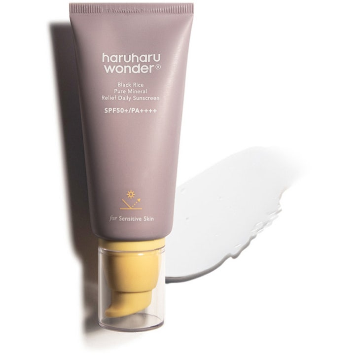 Haruharu wonder Black Rice Pure Mineral Relief Daily Sunscreen 50 ml aurinkovoide, violetti tuubi ja valkoinen koostumus.