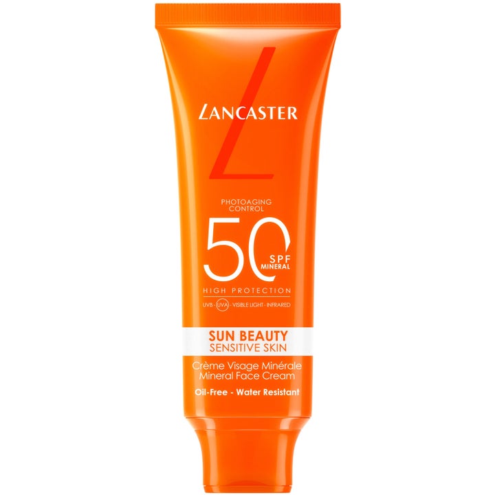 Lancaster Sun Beauty Sensitive Skin Mineral Face Cream SPF 50 aurinkovoide kasvoille oranssissa tuubissa.