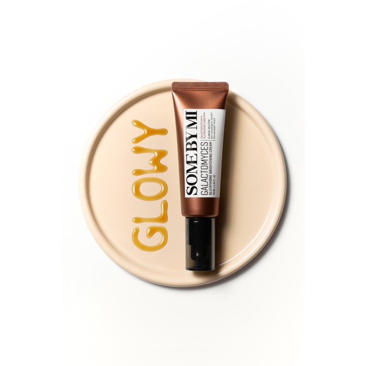 Some By Mi Galactomyces Glutathione Brightening Cream 40 ml kirkastava kasvovoide ruskeassa tuubissa ja GLOWY-teksti.