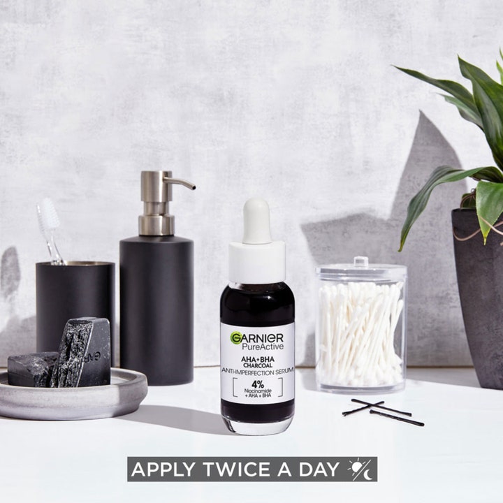 Garnier SkinActive PureActive Blemish Black Out Serum 30 ml epäpuhtauksia vähentävä hiiliseerumi kylpyhuoneen tasolla.