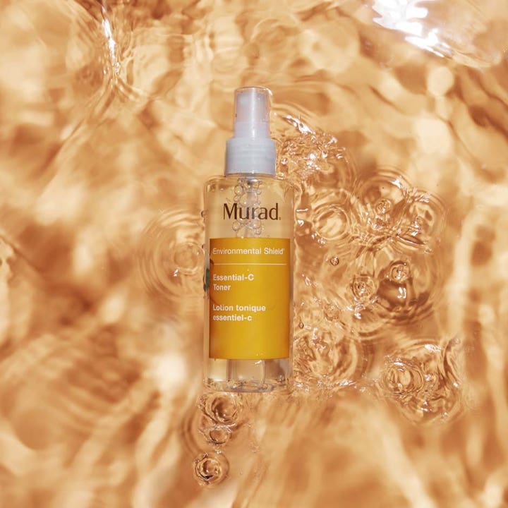 Murad Environmental Shield Essential-C Toner 180 ml kirkastava kasvovesi suihkepullossa kultaisessa vedessä