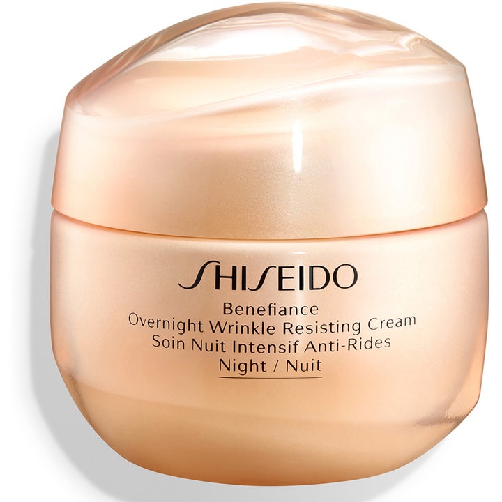 Shiseido Benefiance Overnight Wrinkle Resisting Cream 50ml silottava yövoide helmiäishohtoisessa persikanvärisessä purkissa