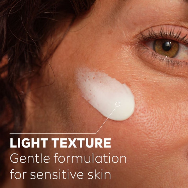 NIVEA Q10 Anti-Wrinkle Sensitive Soothing Night Cream 50 ml kevyt yövoide levitettynä posken iholle
