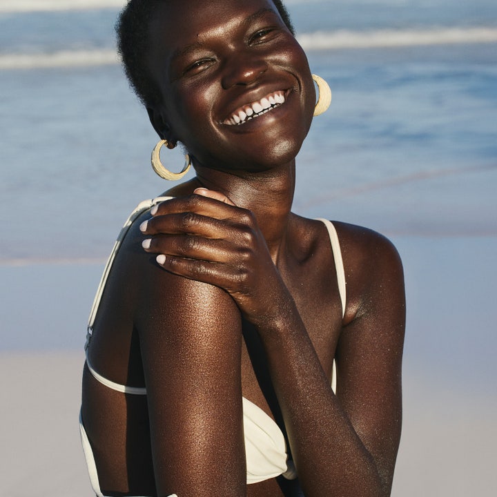 Sol de Janeiro Copacabana Bronze Glow Oil 75 ml heleyttävä vartaloöljy luo kimaltavaa hehkua iholle rannalla.