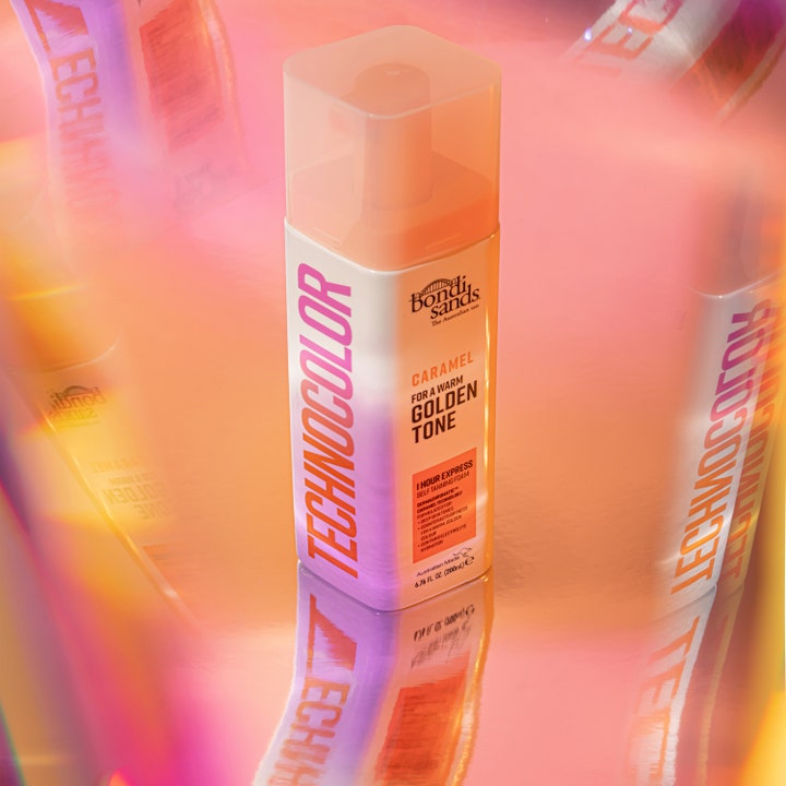 Bondi Sands Technocolor Caramel 200 ml itseruskettava vaahto lämpimän kultaisella taustalla.