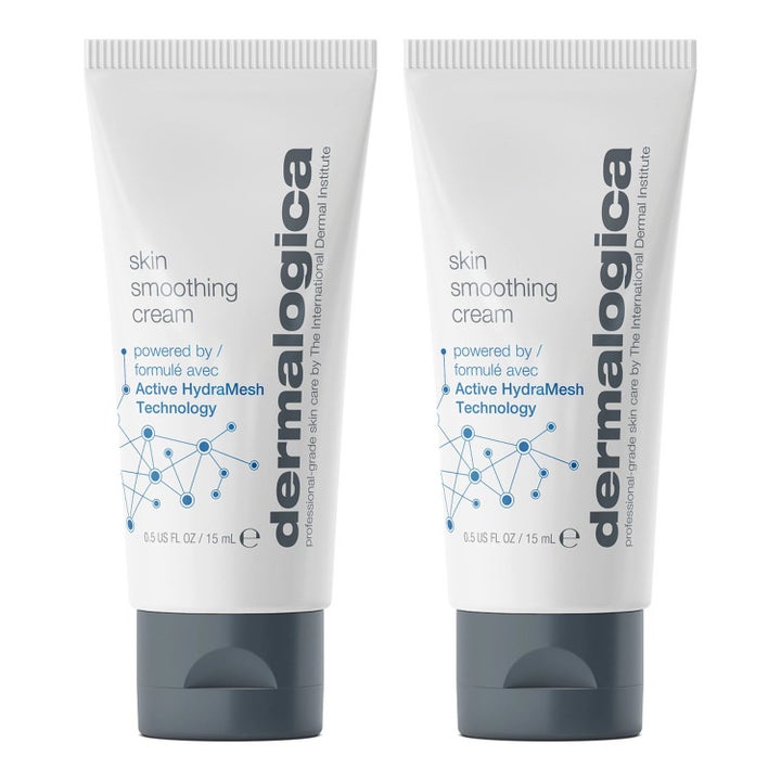 Dermalogica Skin Smoothing Cream 2 x 15 ml kosteuttava kasvovoide valkoisissa tuubeissa harmailla korkeilla.