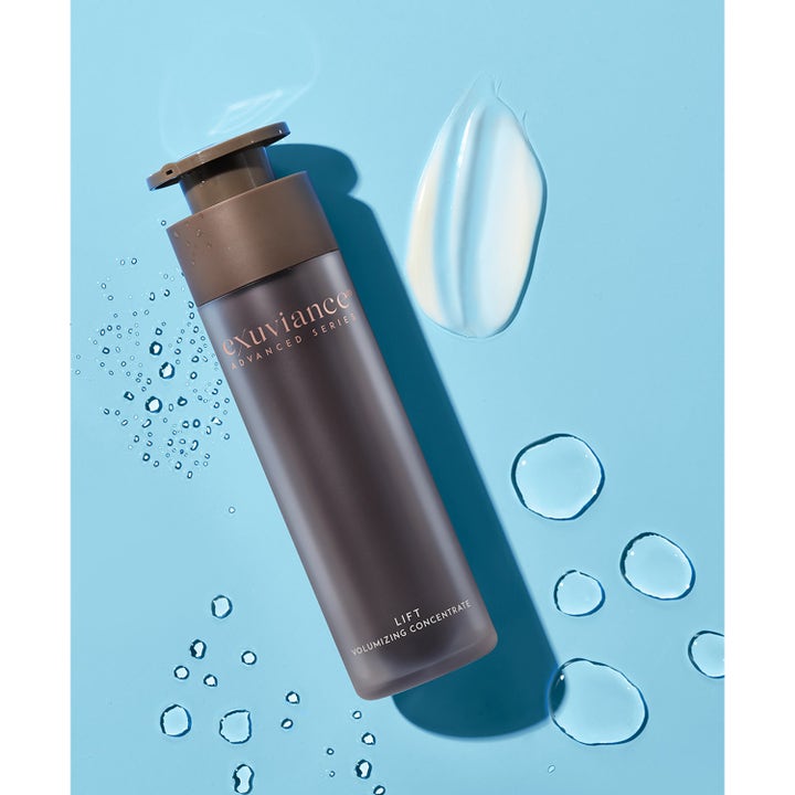 Exuviance Lift Volumizing Concentrate 50 g kiinteyttävä seerumi ruskeassa pullossa ja valkoinen voidekoostumus