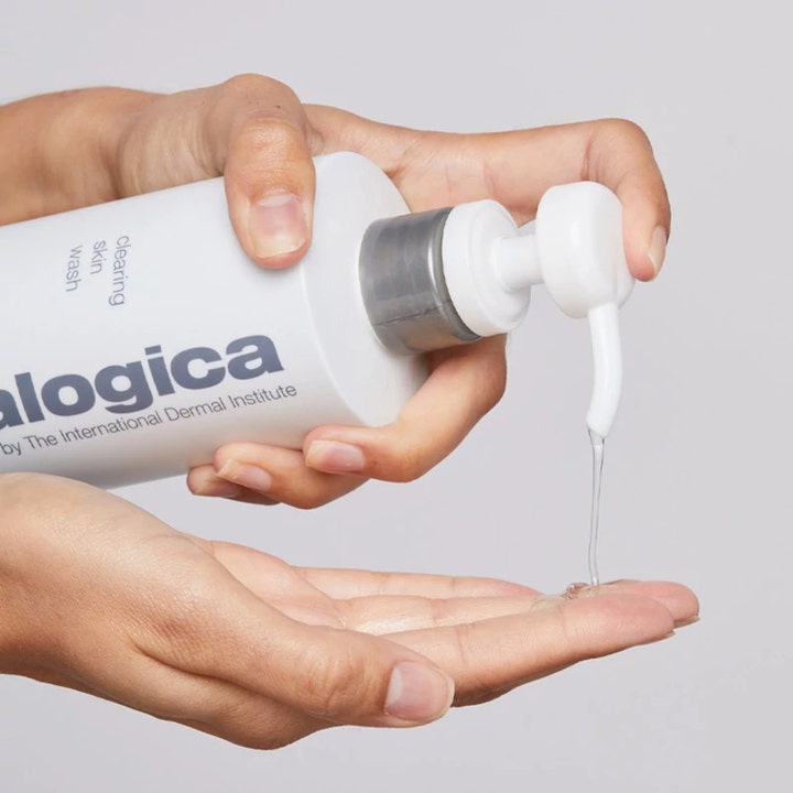 Dermalogica Clearing Skin Wash 250 ml puhdistusgeeli epäpuhtauksille kirkas geeli annostellaan kämmenelle.