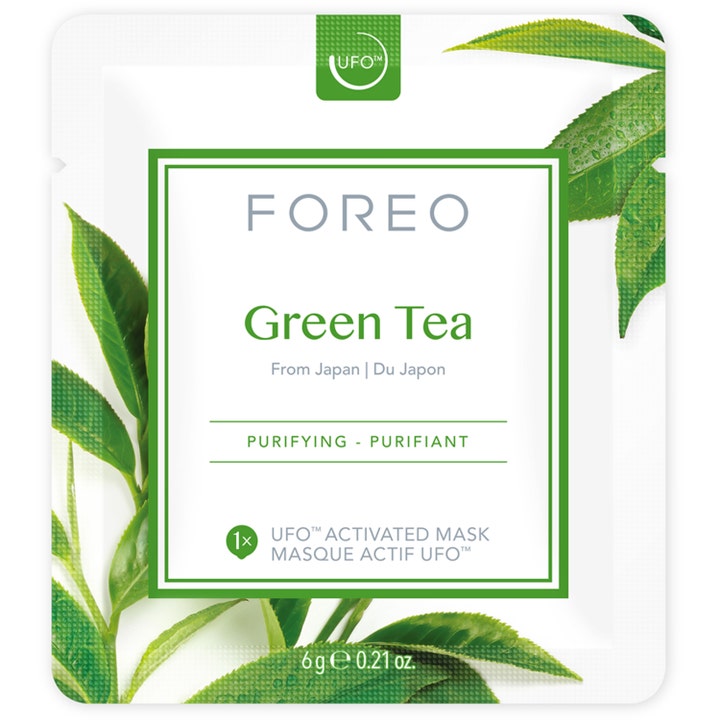 Puhdistava FOREO UFO Green Tea 6 g kasvonaamio valkoisessa pakkauksessa, jossa on vihreitä teelehtiä.