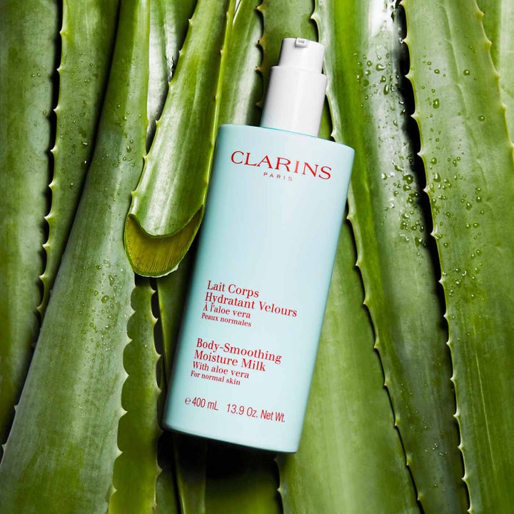Clarins Hydrating Body-Smoothing Moisture Milk 400 ml kosteusemulsio aloe vera -lehtien päällä.