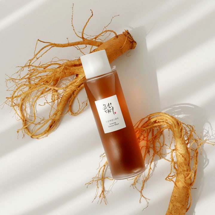 Beauty of Joseon Ginseng Essence Water 150 ml kosteuttava kasvovesi huurteisessa pullossa ginseng-juurten keskellä