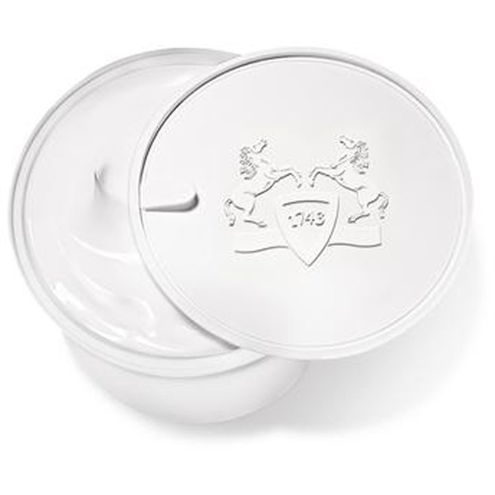 Parfums de Marly Body Cream kosteuttava vartalovoide valkoinen purkki täyteläistä voidetta ja kohokuvioitu kansi