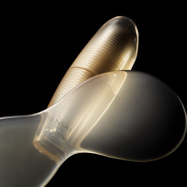 Sensai Ultimate The Concentrate N täyttöpakkaus 30 ml uudistava seerumi ylellisellä kultaisella koostumuksella