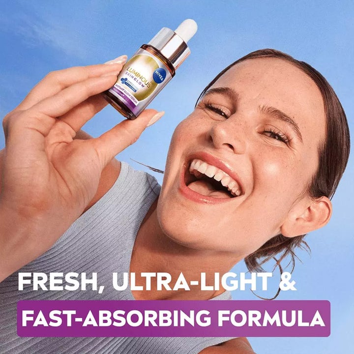 NIVEA Luminous630 Skin Glow Instant Glow 15 ml heleyttävä seerumi naisen pitelemässä pienessä pipettipullossa.